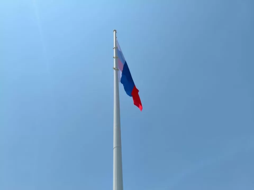 В Каспийске торжественно подняли флаг России
