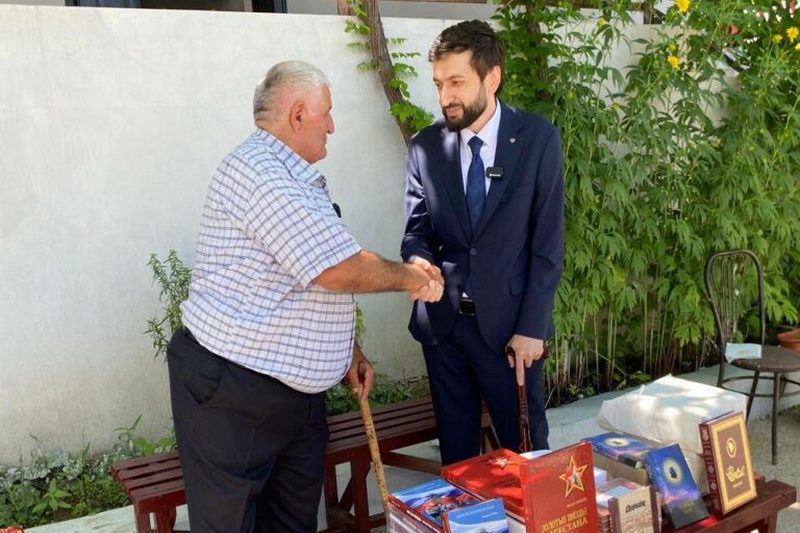 Руководитель Дагинформа передал реабилитационному центру «Весна» художественную литературу