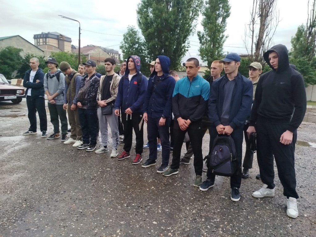 В Буйнакске состоялись проводы в армию призывников