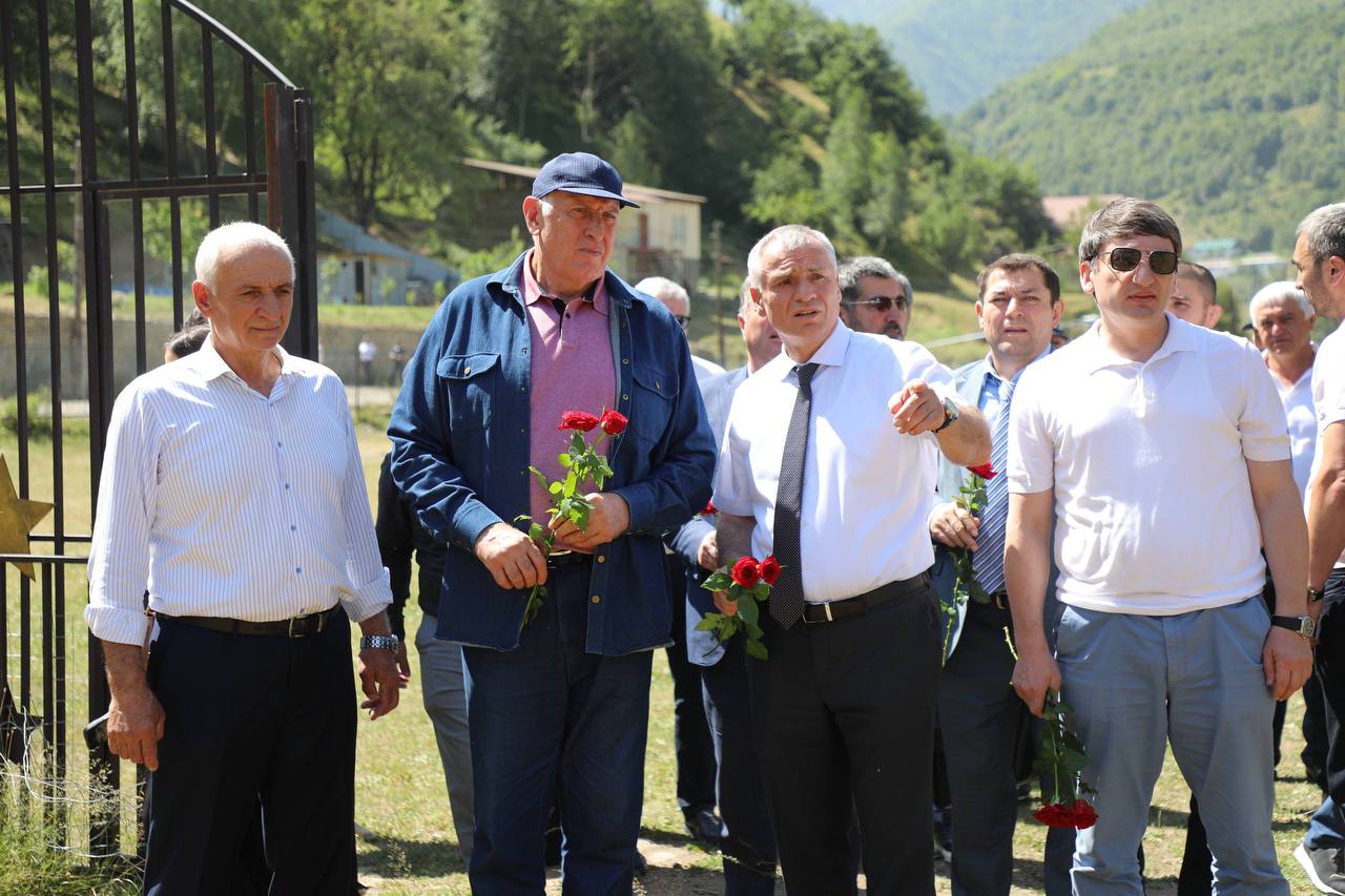 Абдулмуслим Абдулмуслимов почтил память павших участников СВО в Саду памяти в Тляратинском районе