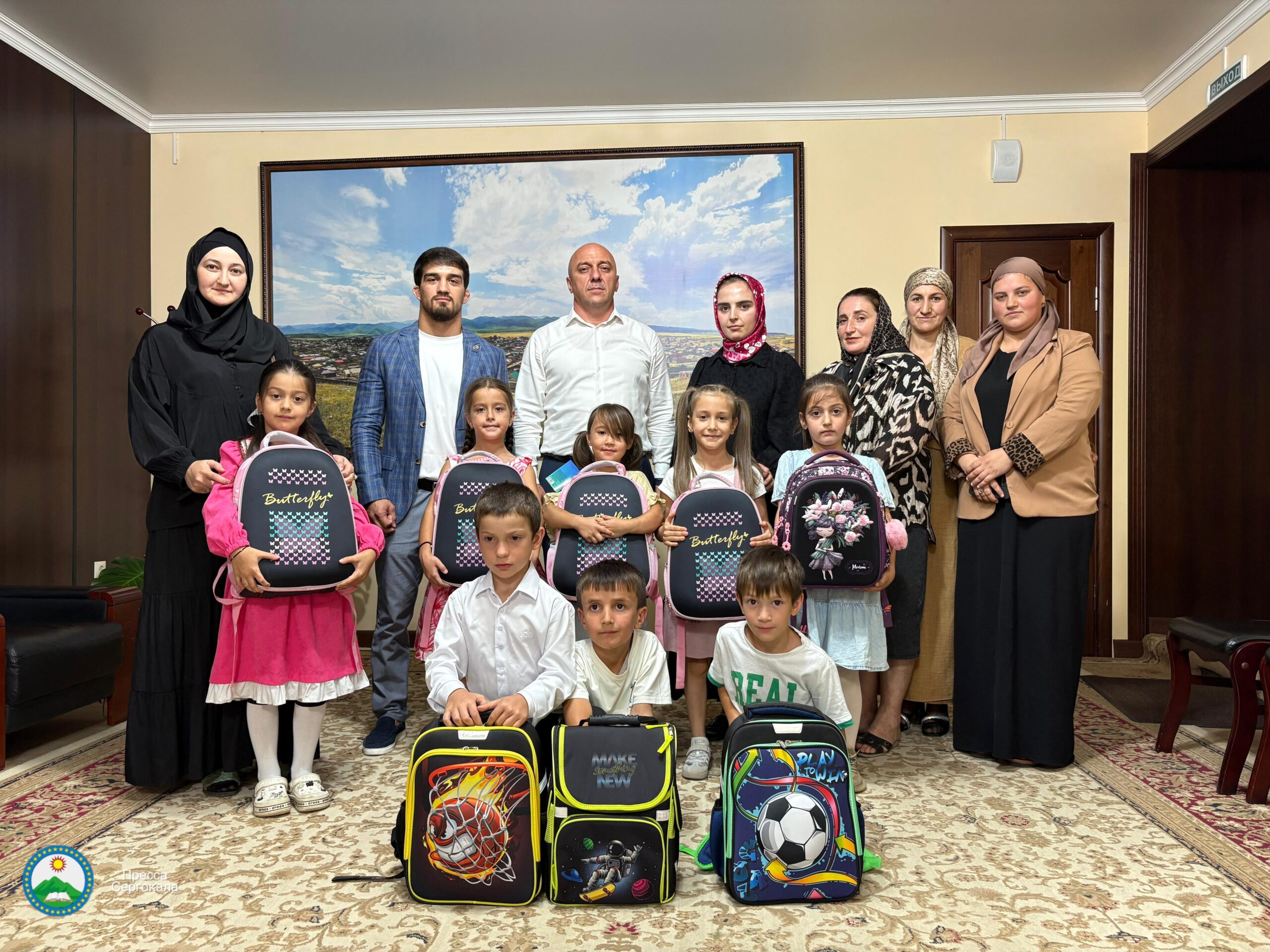 В Сергокалинском районе поддержали первоклассников из семей участников СВО