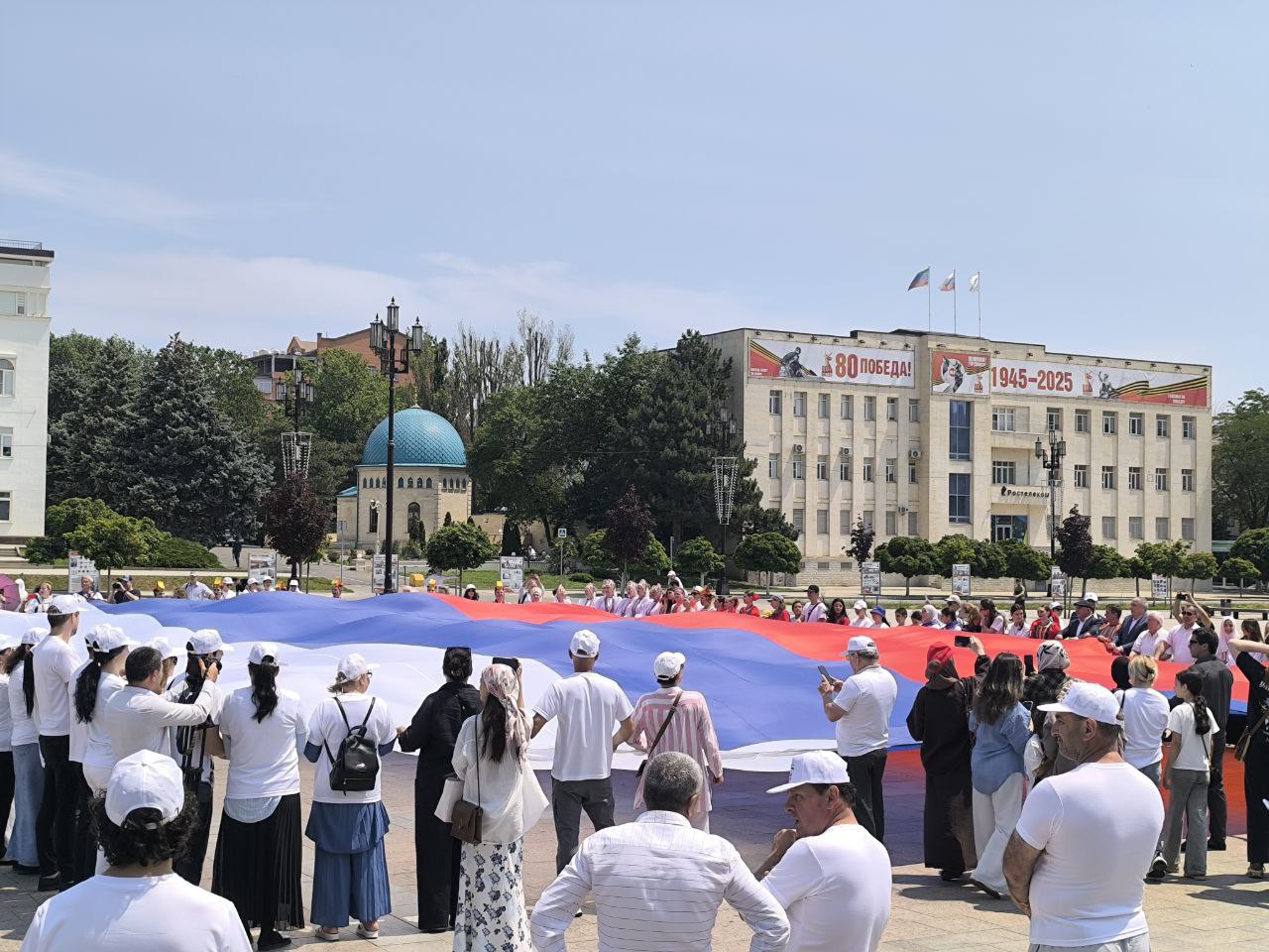 В Махачкале состоялось разворачивание масштабного государственного флага России