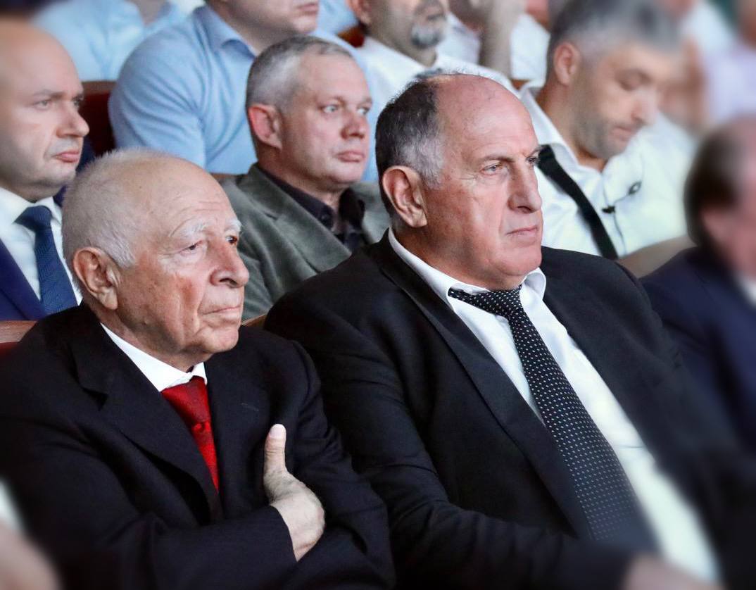 Абдулмуслим Абдулмуслимов поздравил Муху Алиева с 85-летним юбилеем