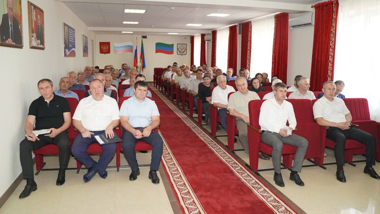 По поручению Абдулмуслима Абдулмуслимова в Хасавюртовском районе обсуждают развитие животноводства северной части республики