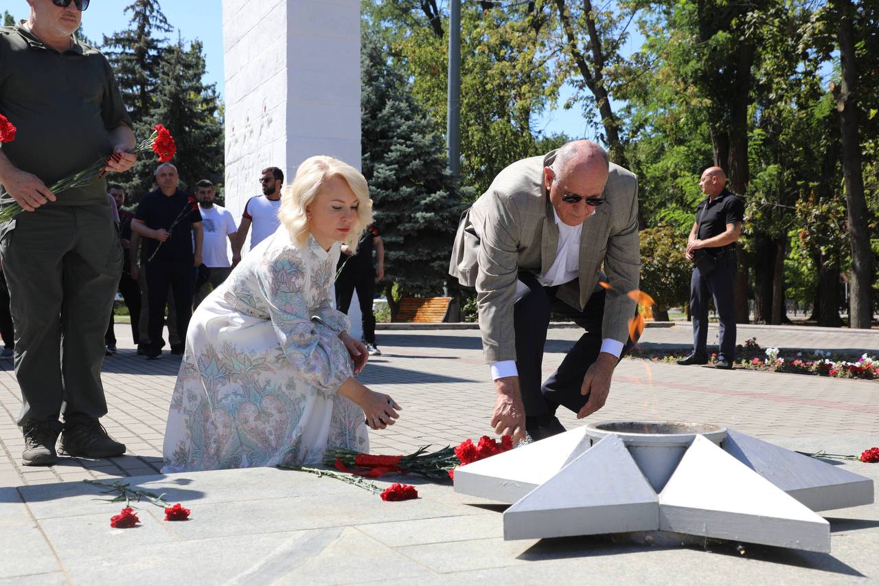 Делегация Дагестана во главе с премьером почтила память павших воинов в Мелитополе