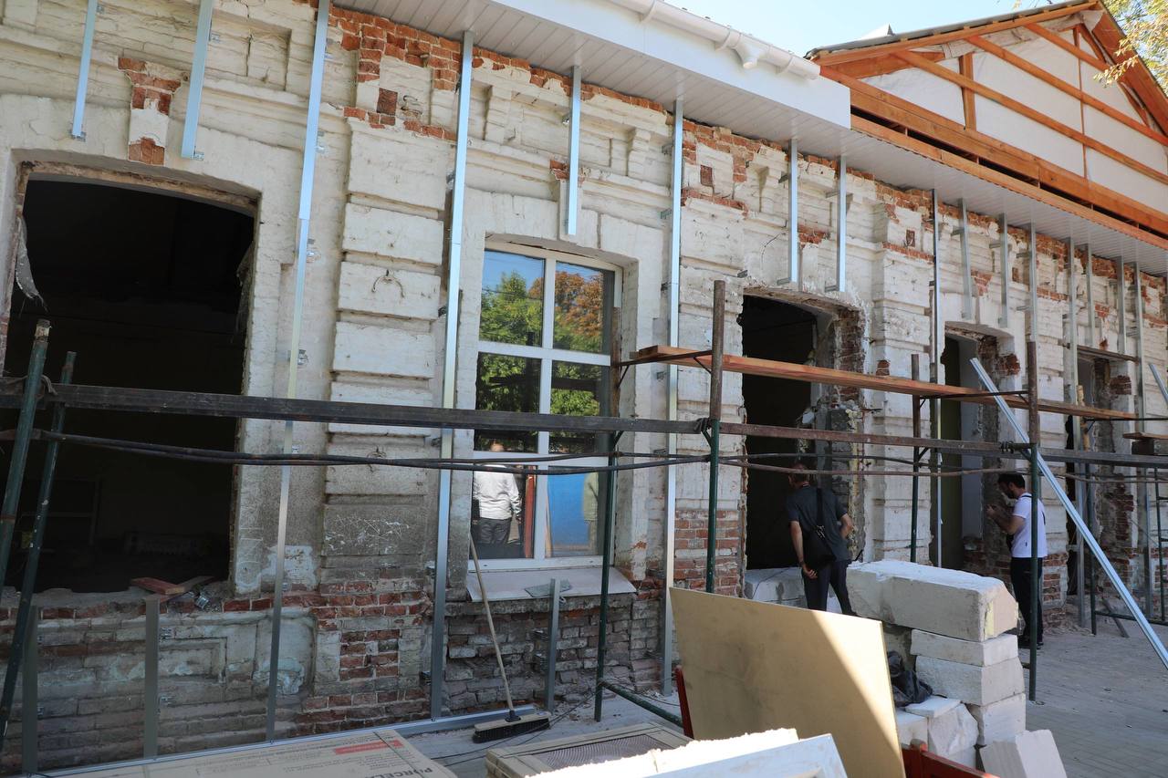 Дагестанские строители восстановили 47% спортивного центра в поселке Михайловка