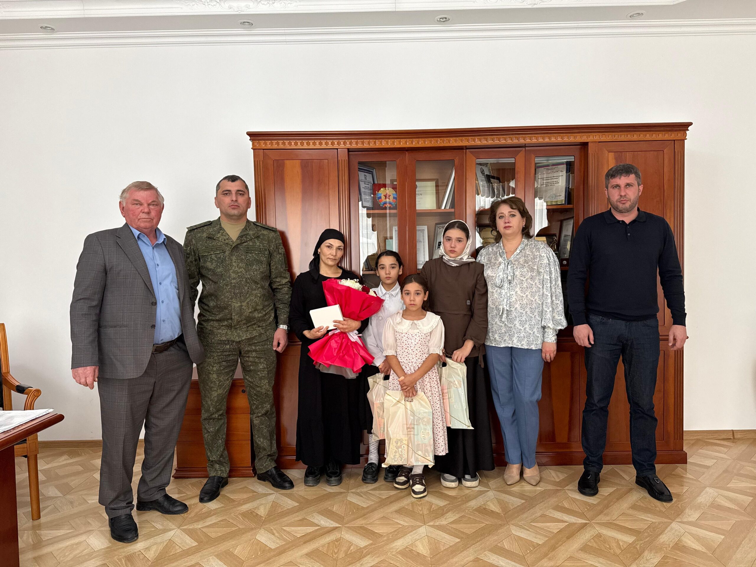 Вдове погибшего на СВО Рабазана Абдулхаликова вручили орден Мужества в Тарумовском районе