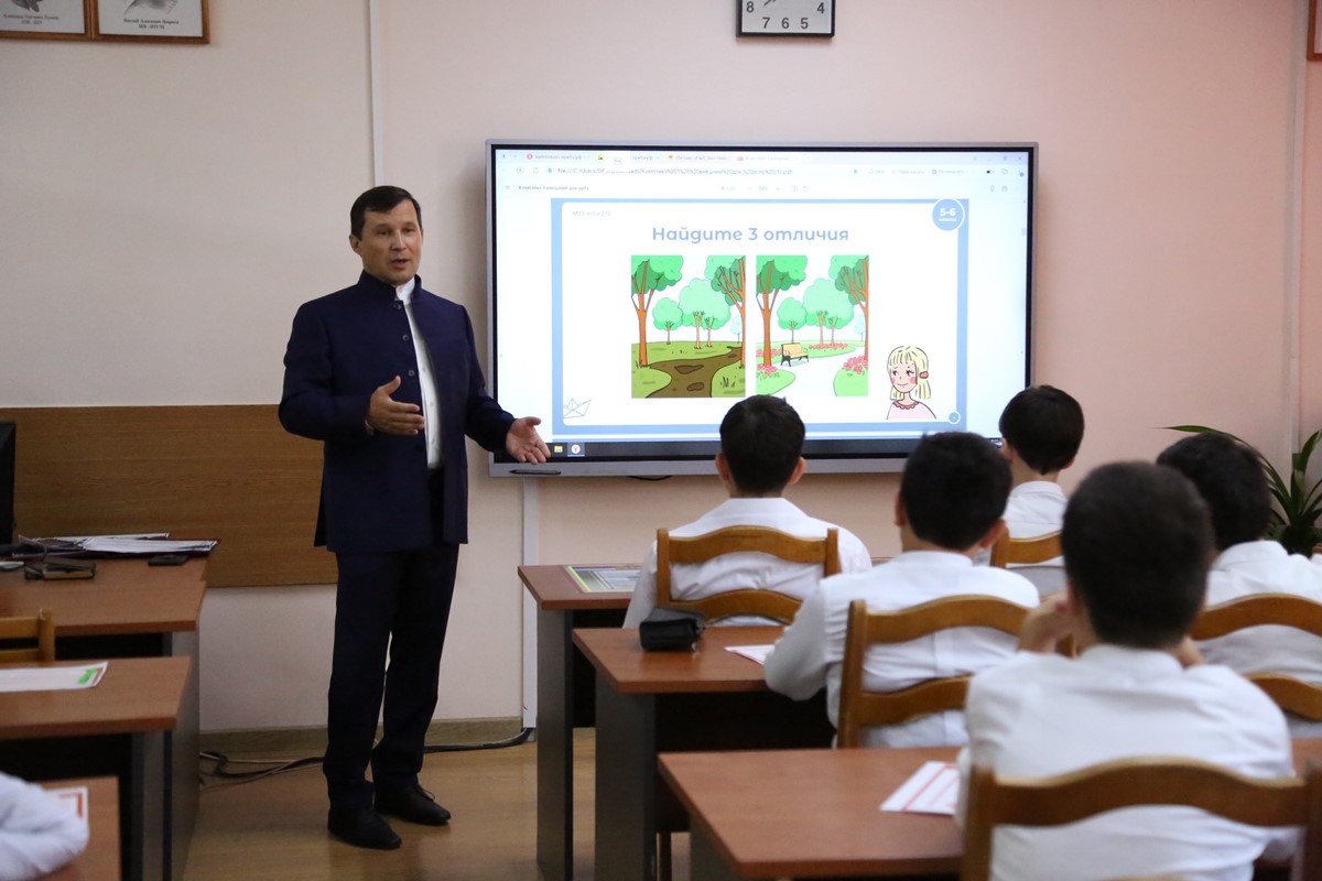Глава дагестанской налоговой службы провел урок финансовой грамотности для одаренных школьников