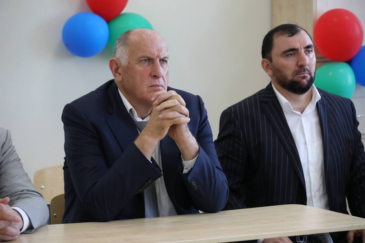 Премьер Дагестана провел Урок мужества в новой школе Махачкалы