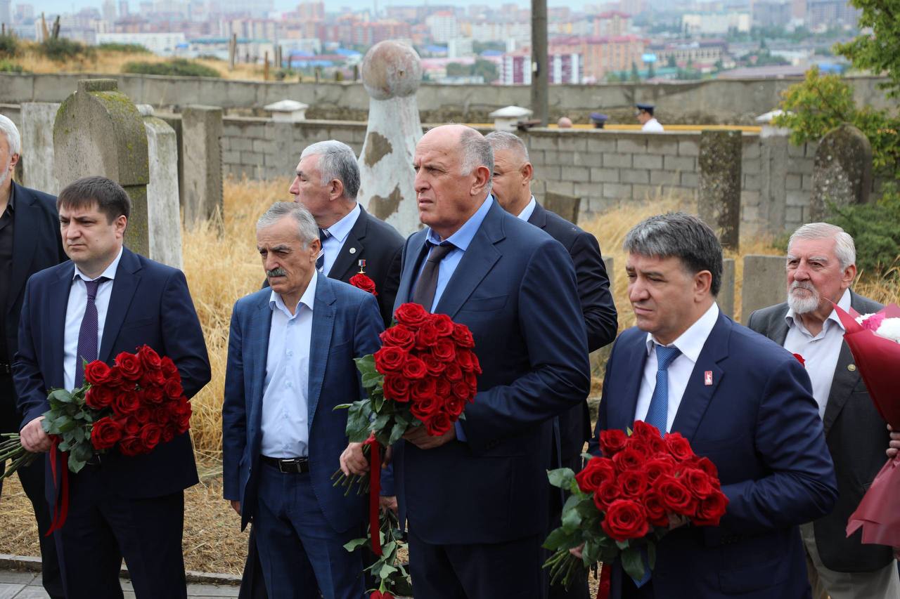 Абдулмуслим Абдулмуслимов принял участие в церемонии возложения цветов к могиле Расула Гамзатова в Махачкале