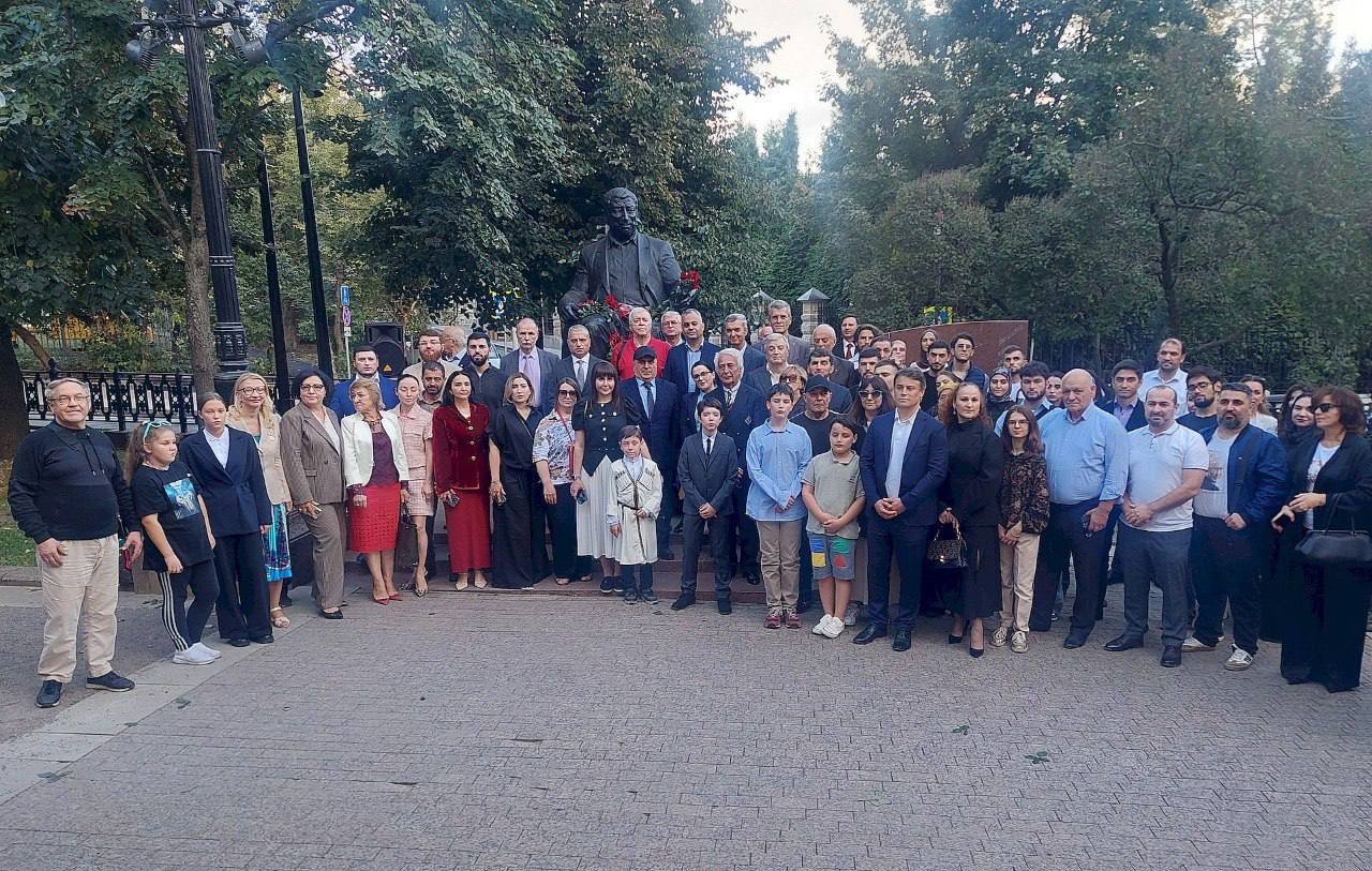 В Москве почтили память Расула Гамзатова возложением цветов и поэтическим вечером
