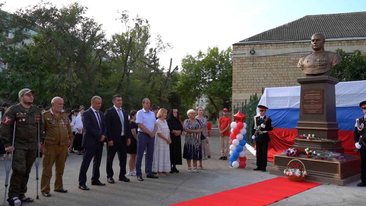 В Дербенте открыт бюст Герою России Михаилу Абраменко