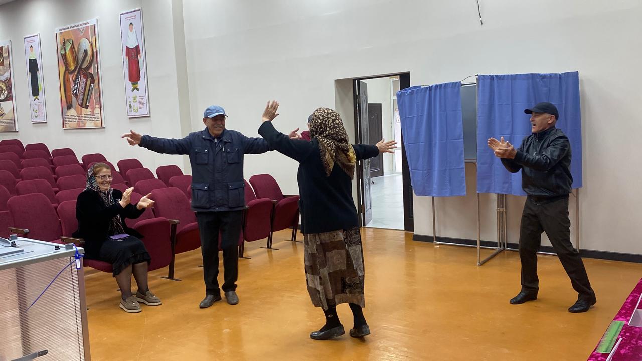 Выборы в Дагестане начались с гимнов и активного голосования