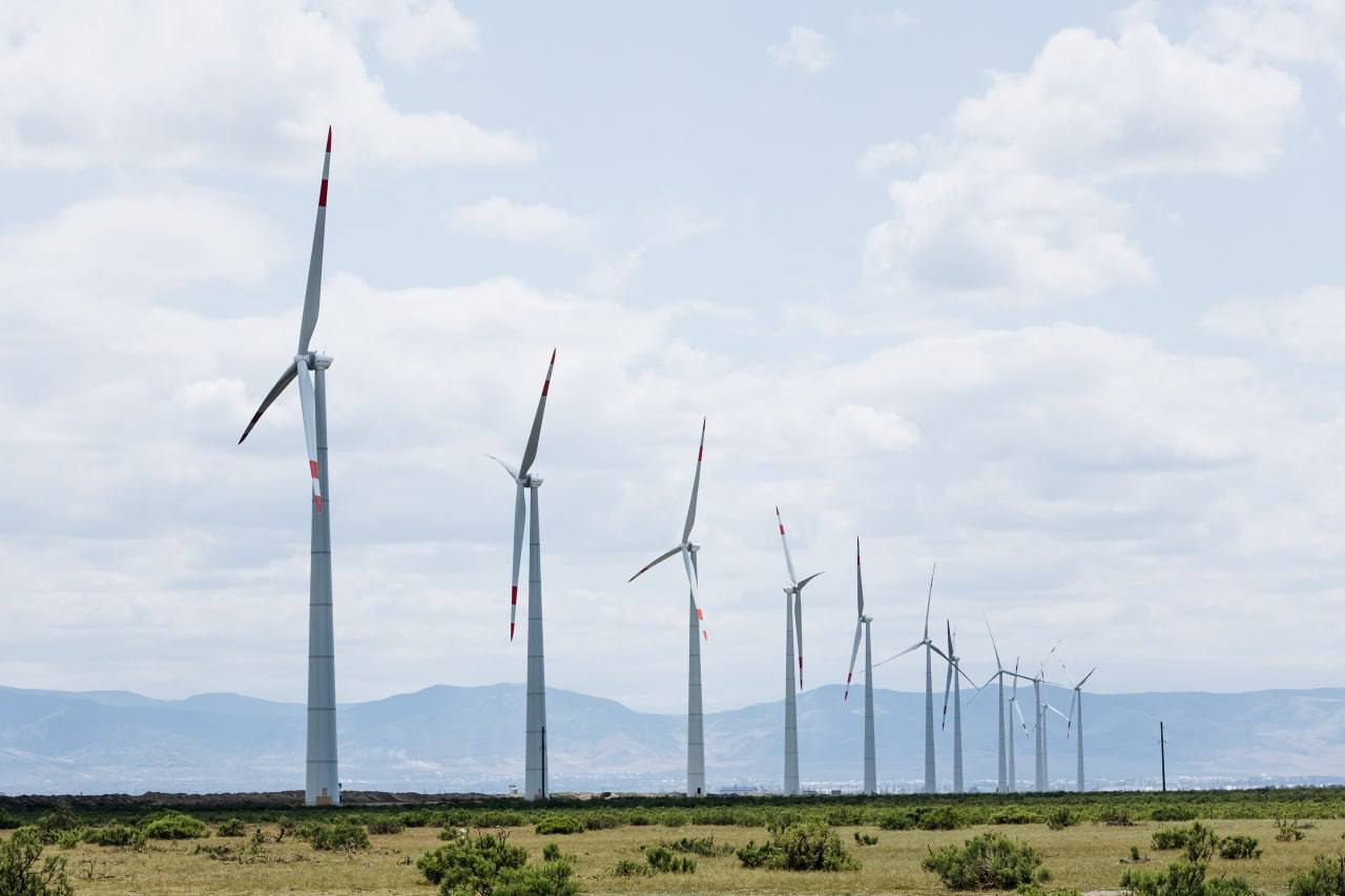 На Новолакской ВЭС установлена половина ветрогенераторов — 61 из 120 запланированных
