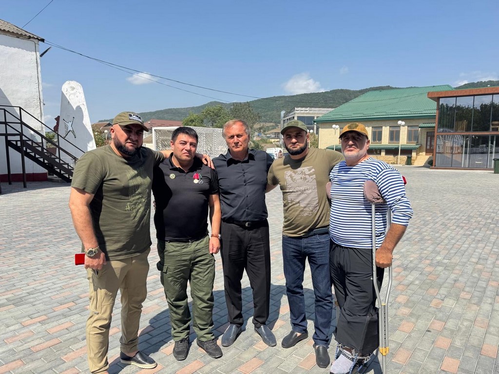 Депутат НС РД Мухтарпаша Умаханов встретился с участниками СВО из Казбековского района