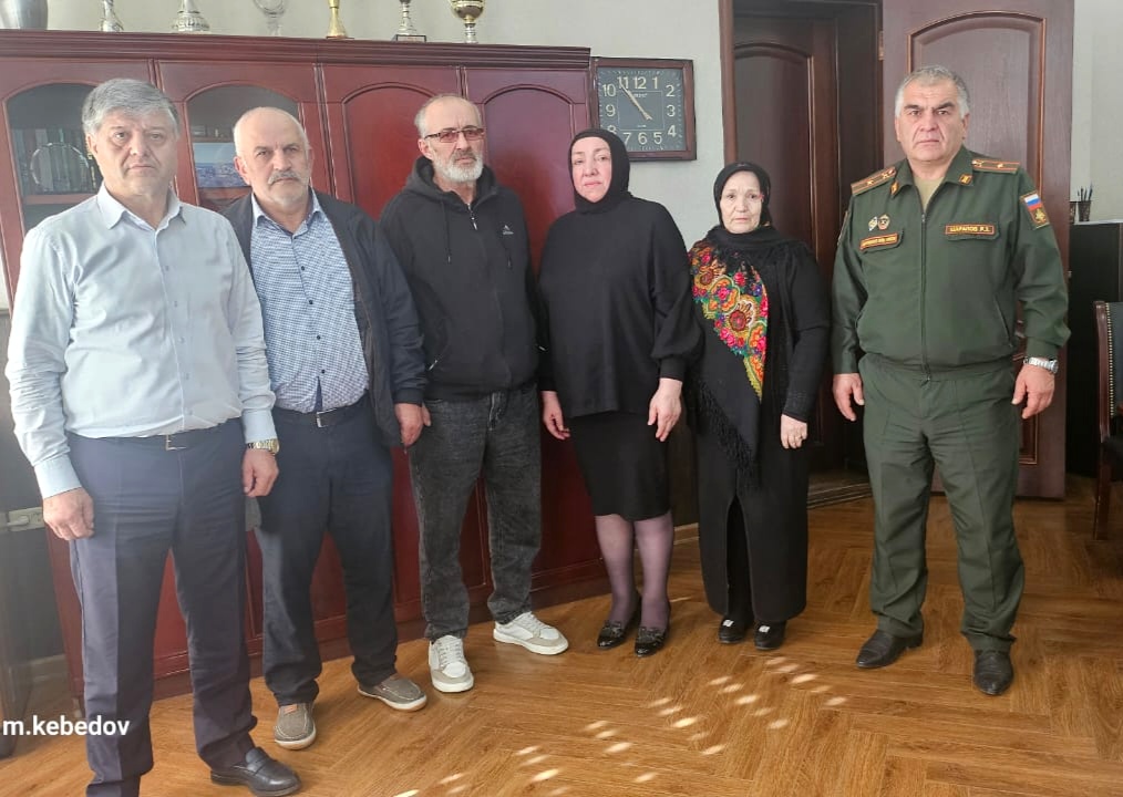 Родителям погибших героев СВО вручили ордена Мужества в Гунибском районе