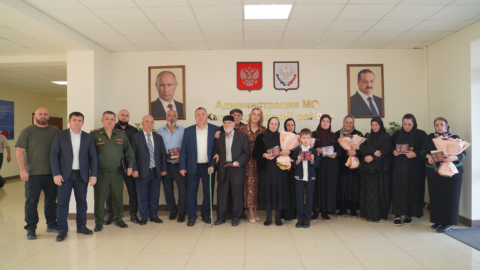 В Хасавюртовском районе вручили государственные награды родным погибших героев СВО