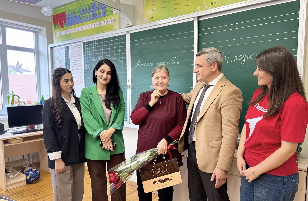 Единороссы поздравили учительницу из Дербента, чьи сыновья участвуют в СВО