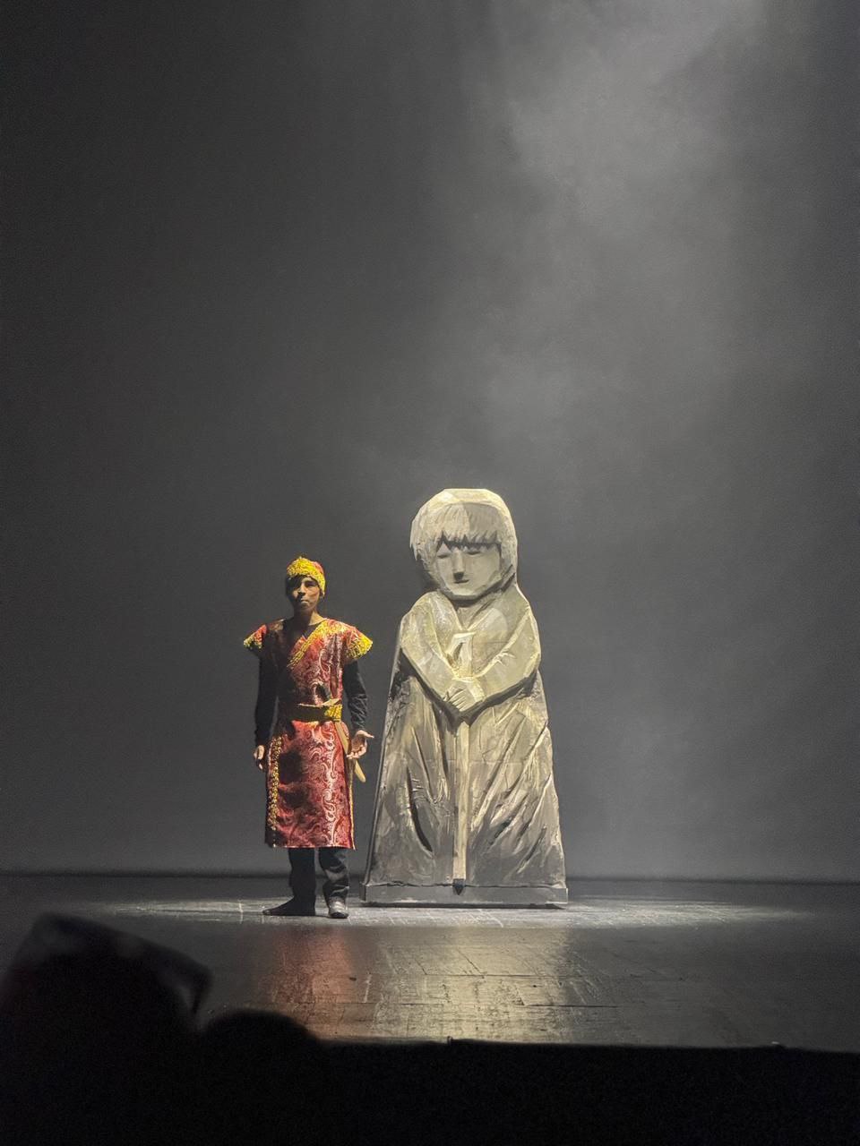 В Махачкале дети участников СВО сыграли в спектакле «Каменный мальчик»