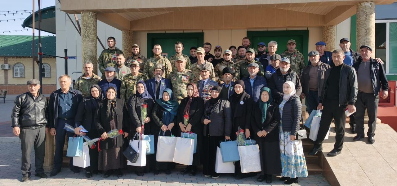 Депутат Мухтарпаша Умаханов встретился с матерями погибших военнослужащих в Казбековском районе