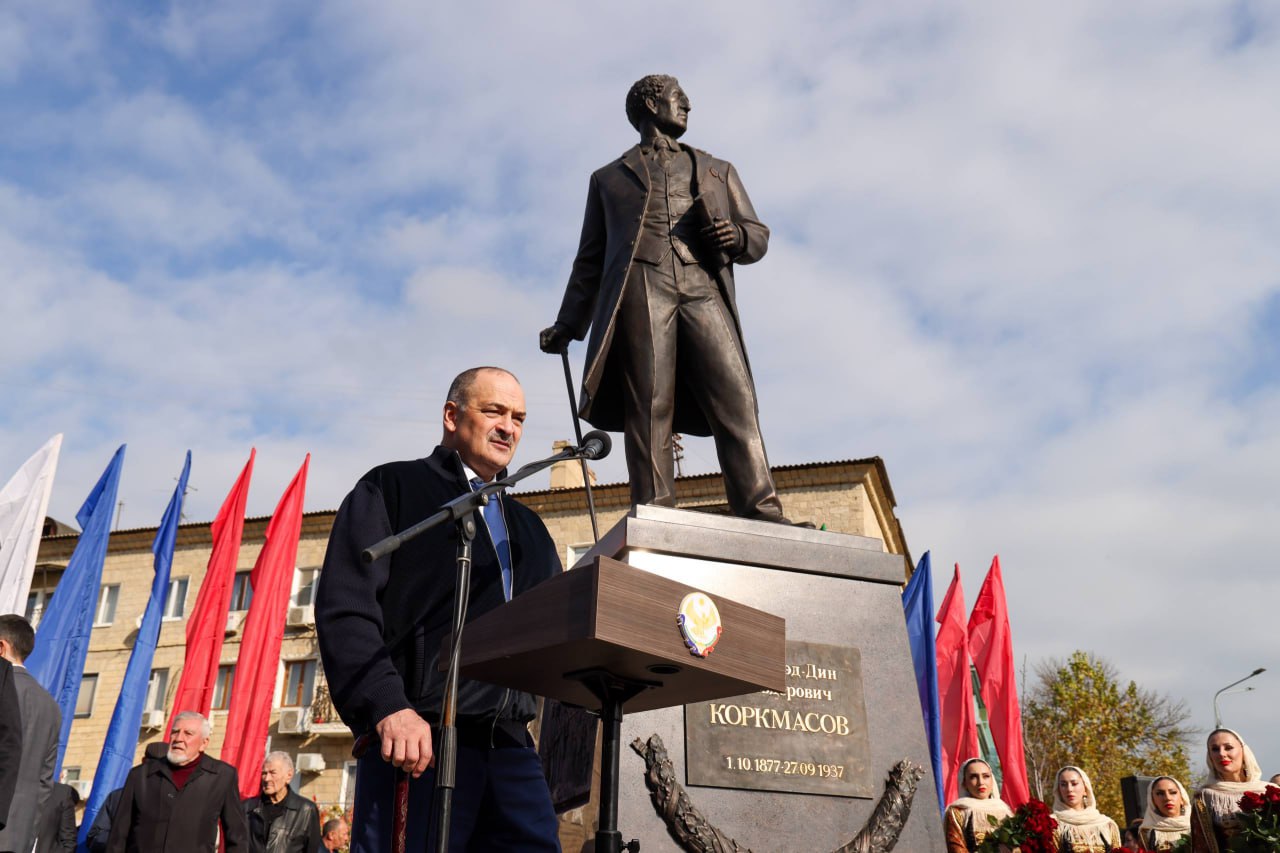 В Махачкале открыли памятник Джелал-эд-Дину Коркмасову