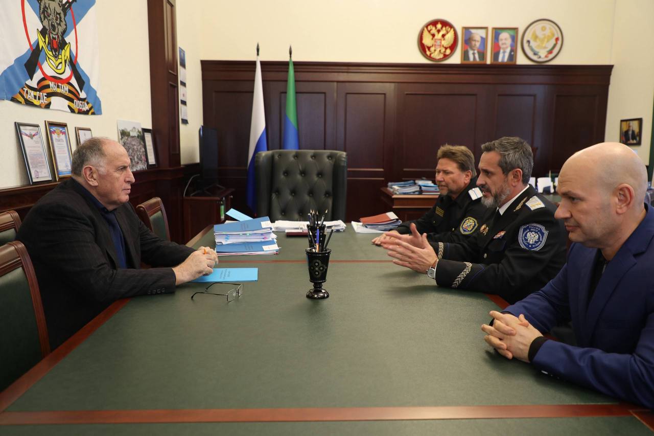 Премьер Дагестана провел встречу с атаманом Всероссийского казачьего общества
