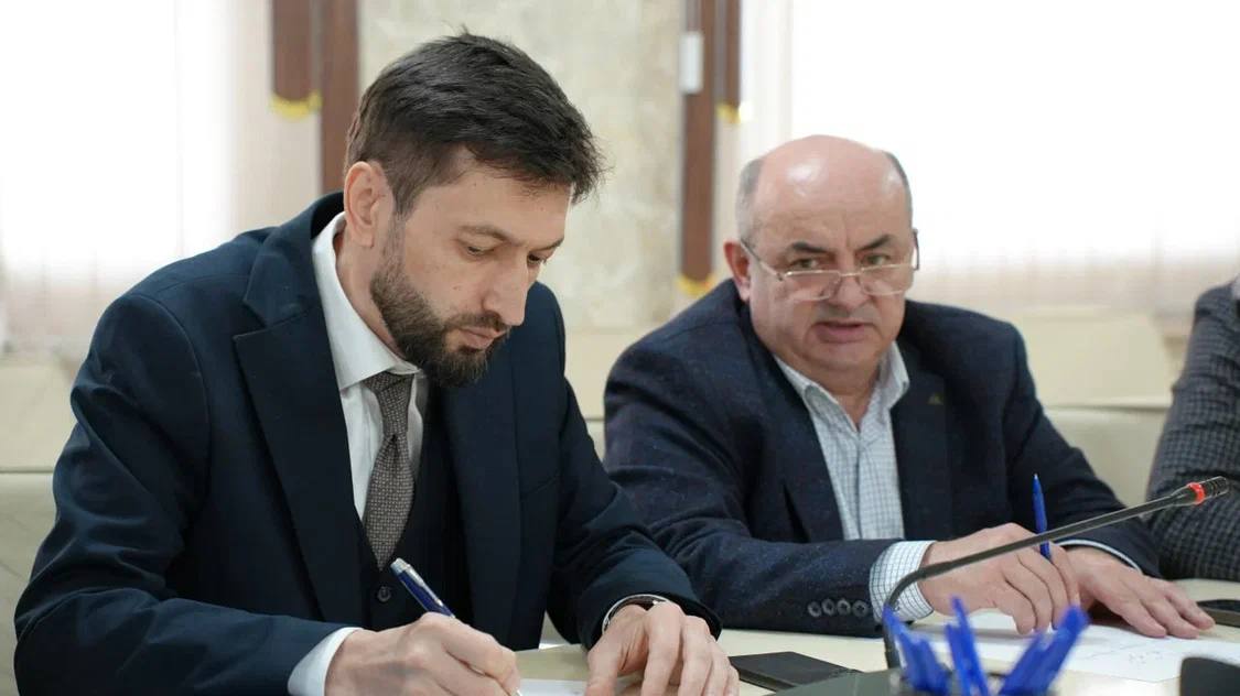 Руководитель Дагинформа провел прием граждан в Хасавюрте