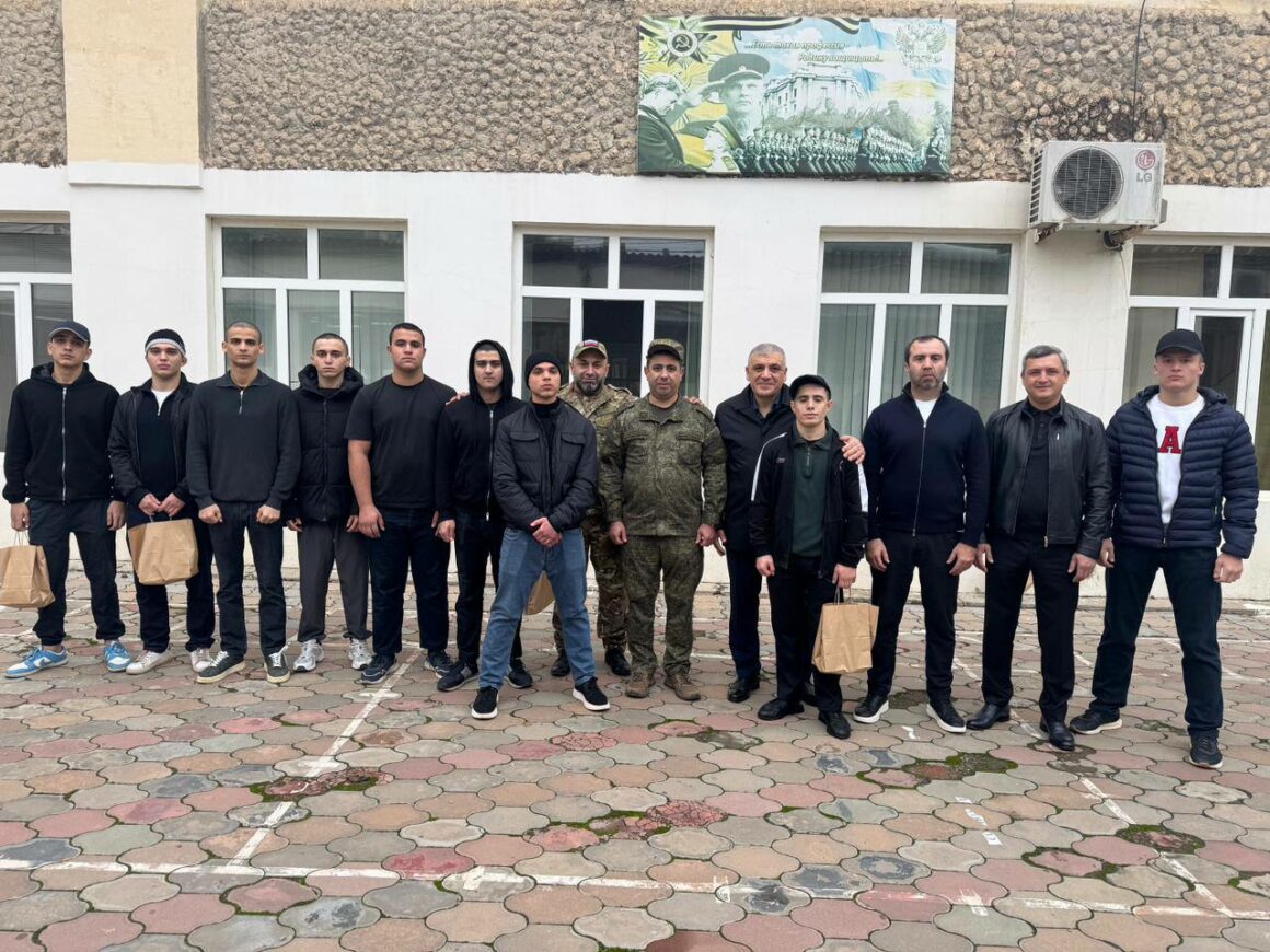 В Дербенте проводили более 40 призывников на службу в армию