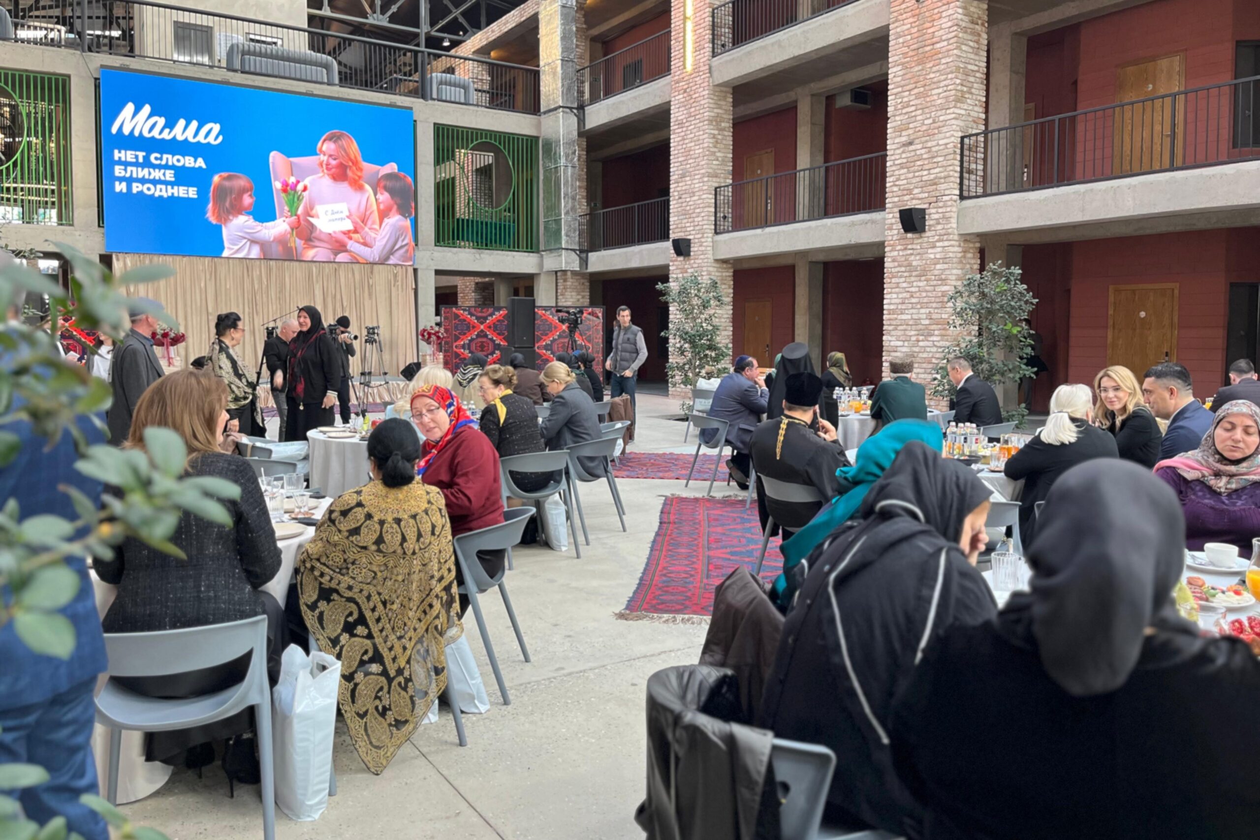 Меликов и Кабаев поздравили матерей Дагестана