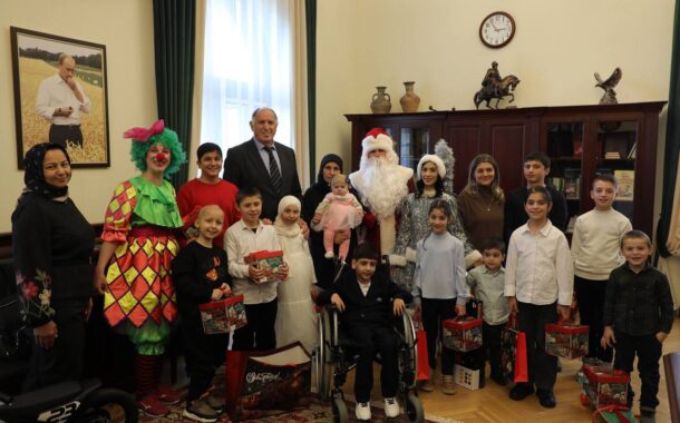 Премьер Дагестана исполнил новогодние мечты детей в рамках акции «Ёлка желаний»