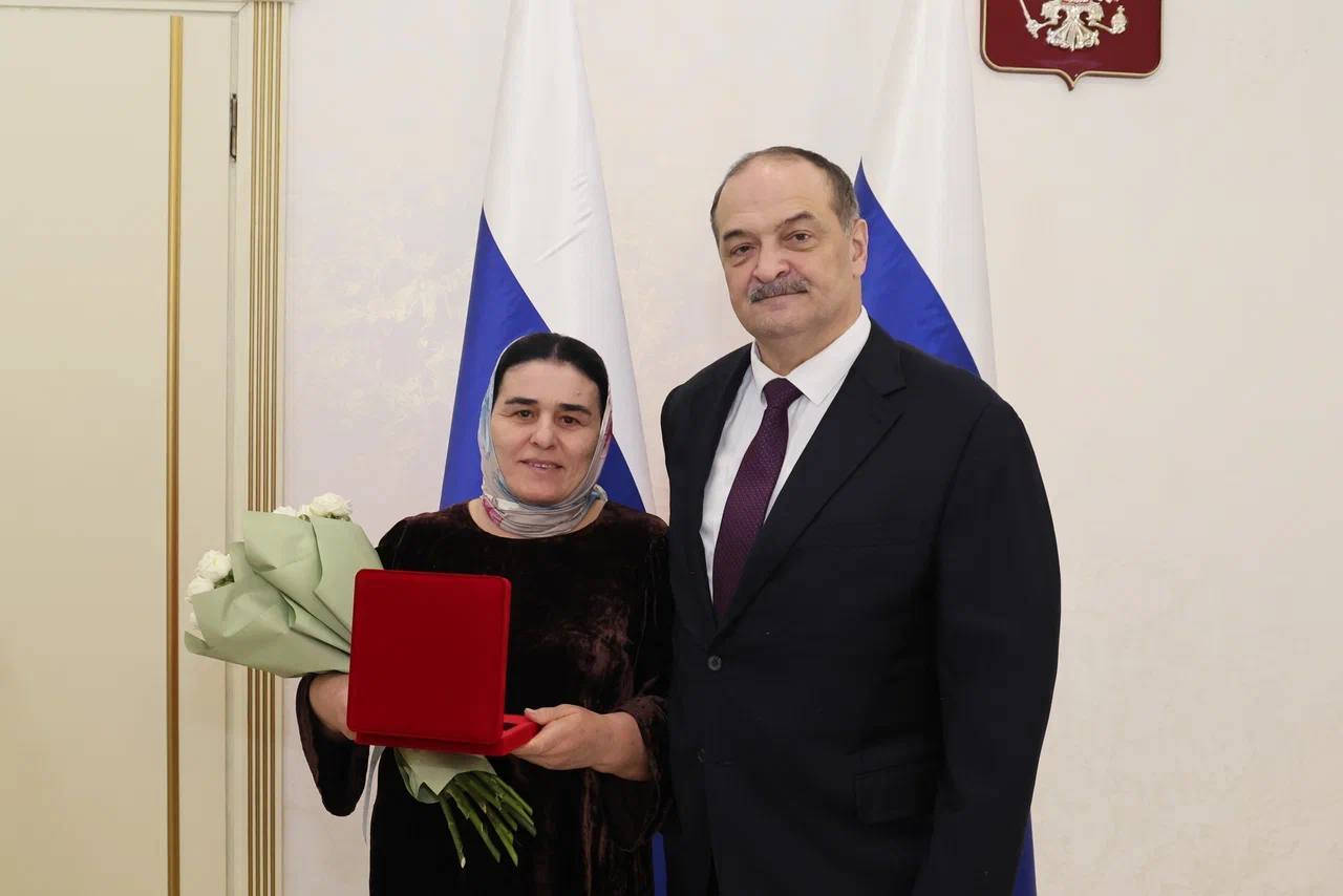 Сергей Меликов вручил государственные награды учителям, медикам и работникам культуры