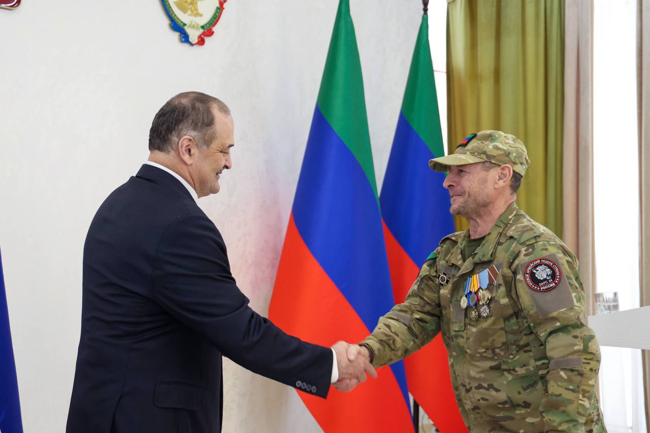 Сергей Меликов наградил военнослужащих из Дагестана в канун Нового года