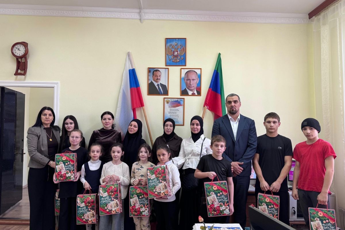 Депутат Имран Аваев вручил новогодние подарки школьникам Махачкалы