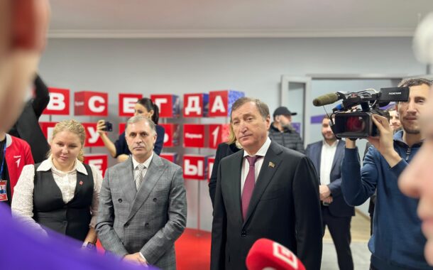 Спикер парламента Дагестана провел встречу с волонтерами в их праздник