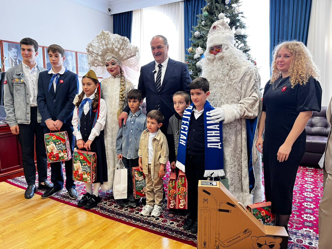 Глава Дагестана вручил подарки детям в рамках акции «Ёлка желаний»