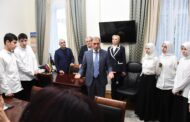 Школьники Махачкалы побывали в Доме правительства Дагестана с экскурсией от депутатов