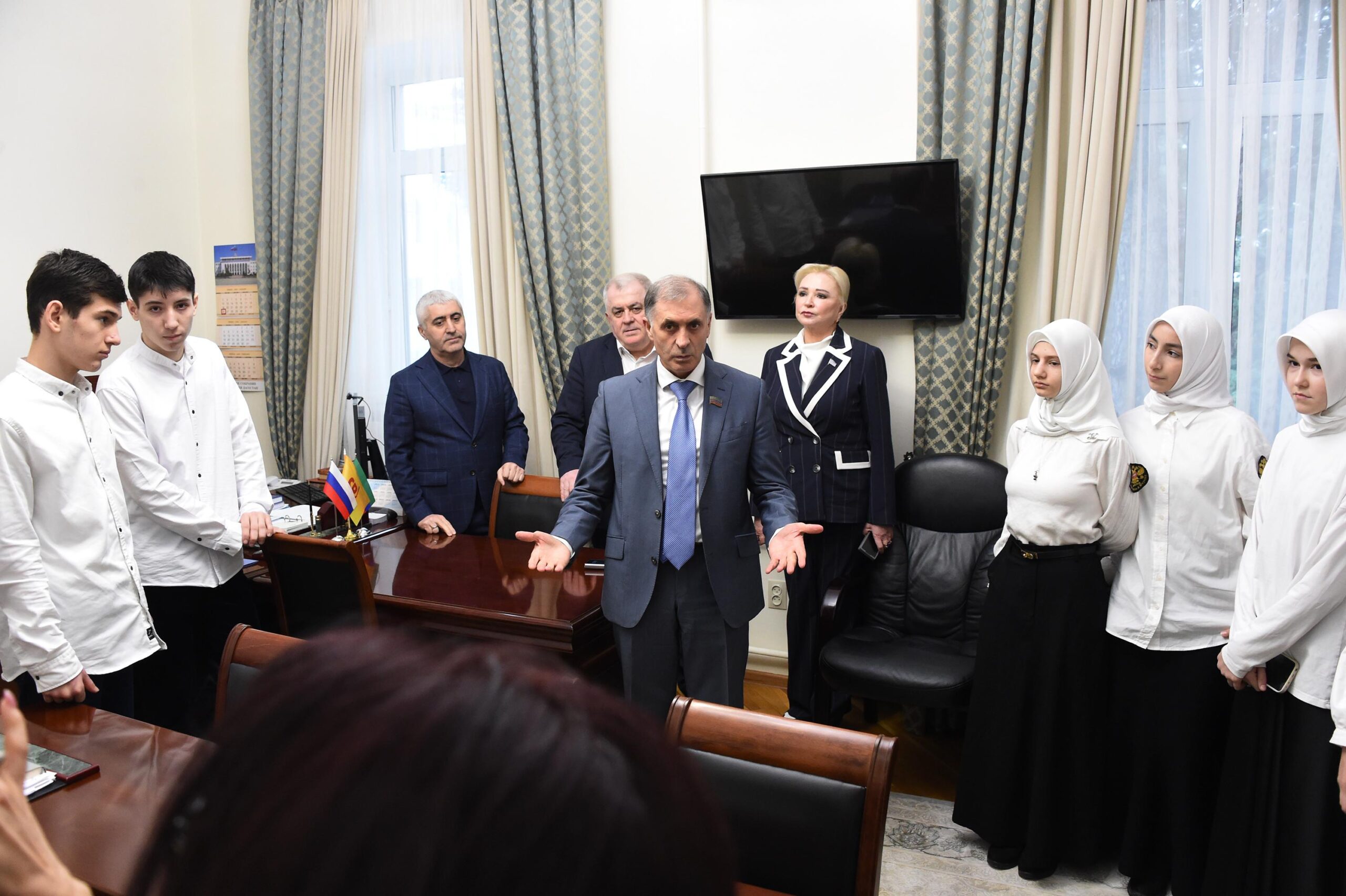 Школьники Махачкалы побывали в Доме правительства Дагестана с экскурсией от депутатов