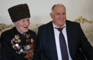 Председатель правительства Дагестана поздравил со 102-летием Героя России Ибрагим-Пашу Садыкова