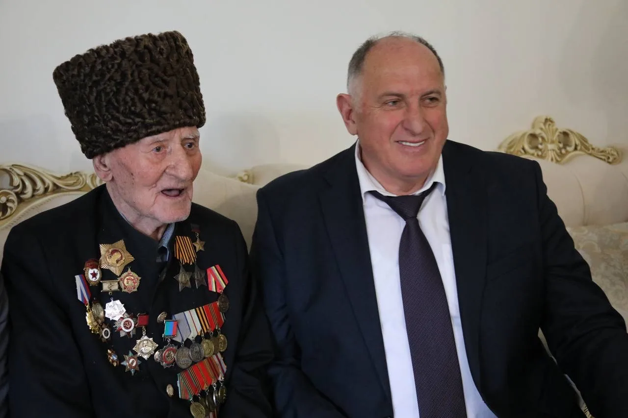 Председатель правительства Дагестана поздравил со 102-летием Героя России Ибрагим-Пашу Садыкова