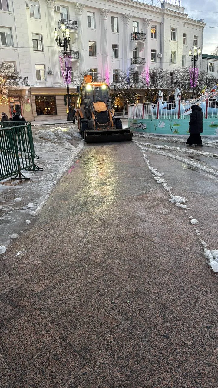 На центральной площади Махачкалы прошла уборка снега и талой воды
