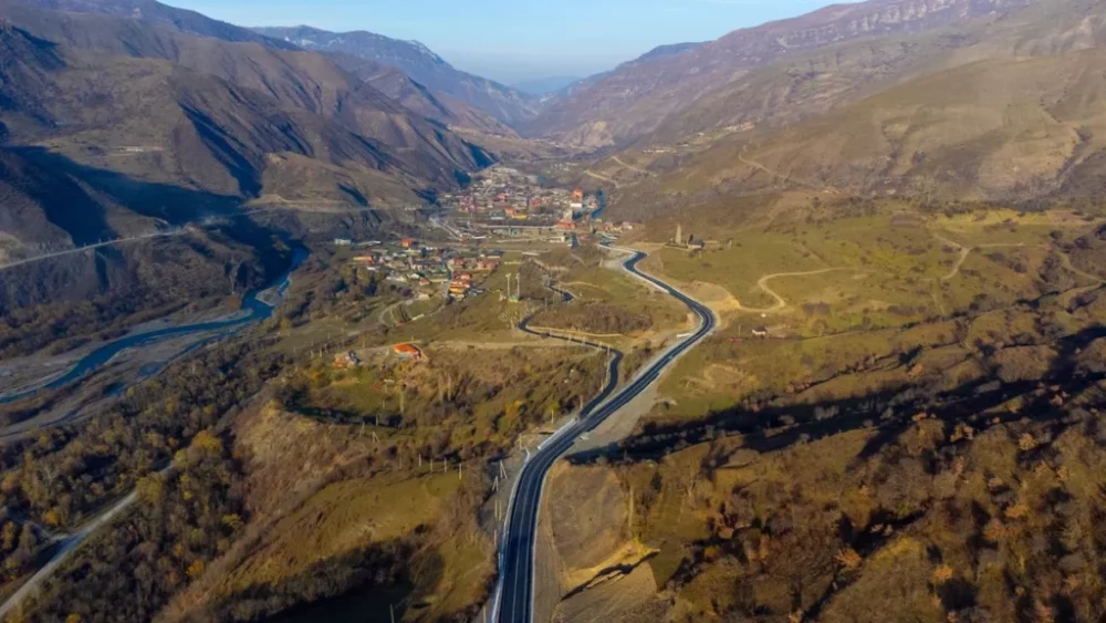 На трассе «Кавказ» в 2025 году построили 21 км новых полос и обновили подъезд к курорту «Ведучи»