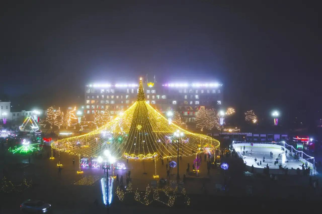 Новогодняя Махачкала дарит сказку: фестиваль собрал гостей со всей республики