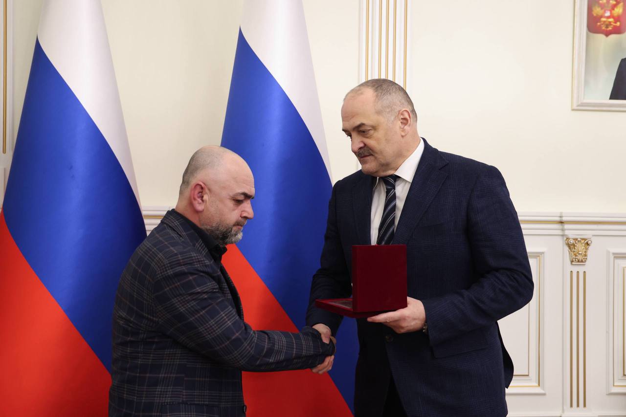 Сергей Меликов передал медали «За проявленное мужество» семьям погибших при доставке гуманитарного груза
