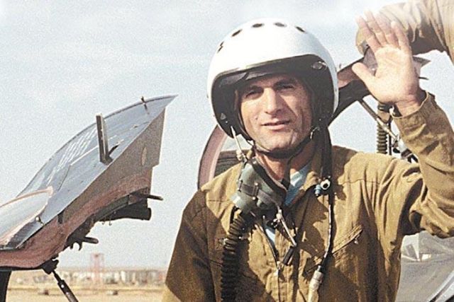 Сергей Меликов поздравил с юбилеем легендарного летчика Магомеда Толбоева