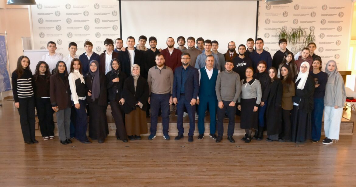 В Дагестане старшеклассники и студенты узнали о карьере на госслужбе из первых уст