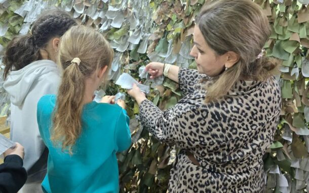 В Каспийске дети и взрослые плетут маскировочные сети для бойцов СВО