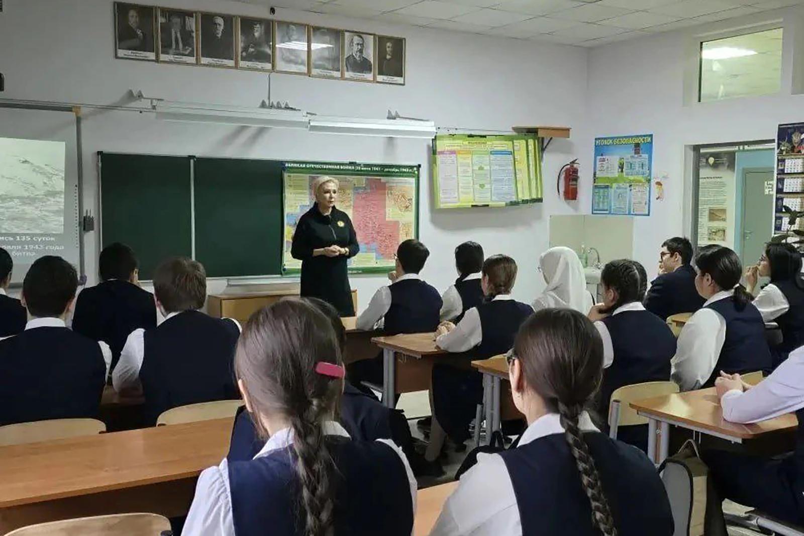 В Дагестане депутаты провели уроки памяти ко Дню победы в Сталинградской битве