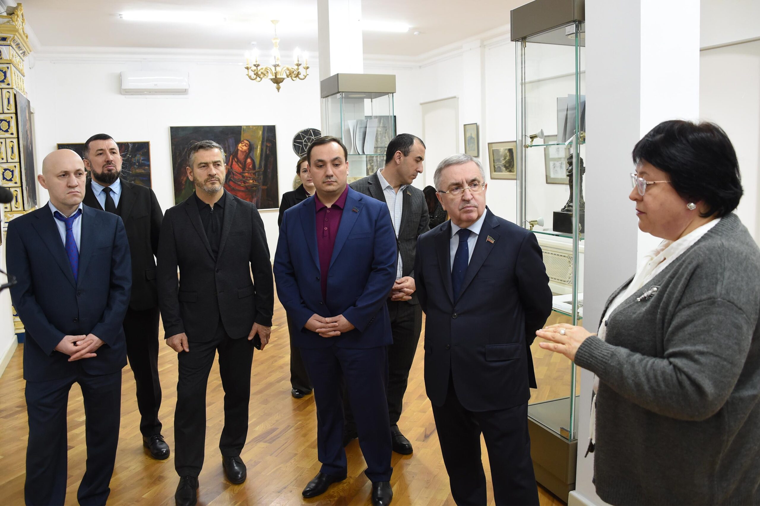 Депутаты Народного cобрания РД посетили выставку к Году единства народов России