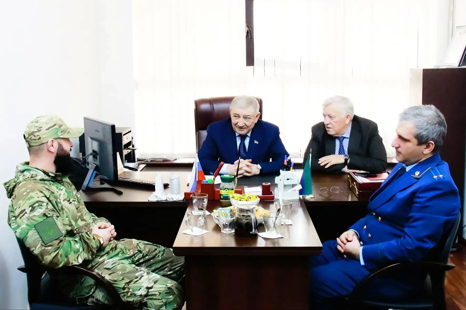 Вице-спикер Народного собрания Дагестана встретился с участником СВО из Гумбетовского района