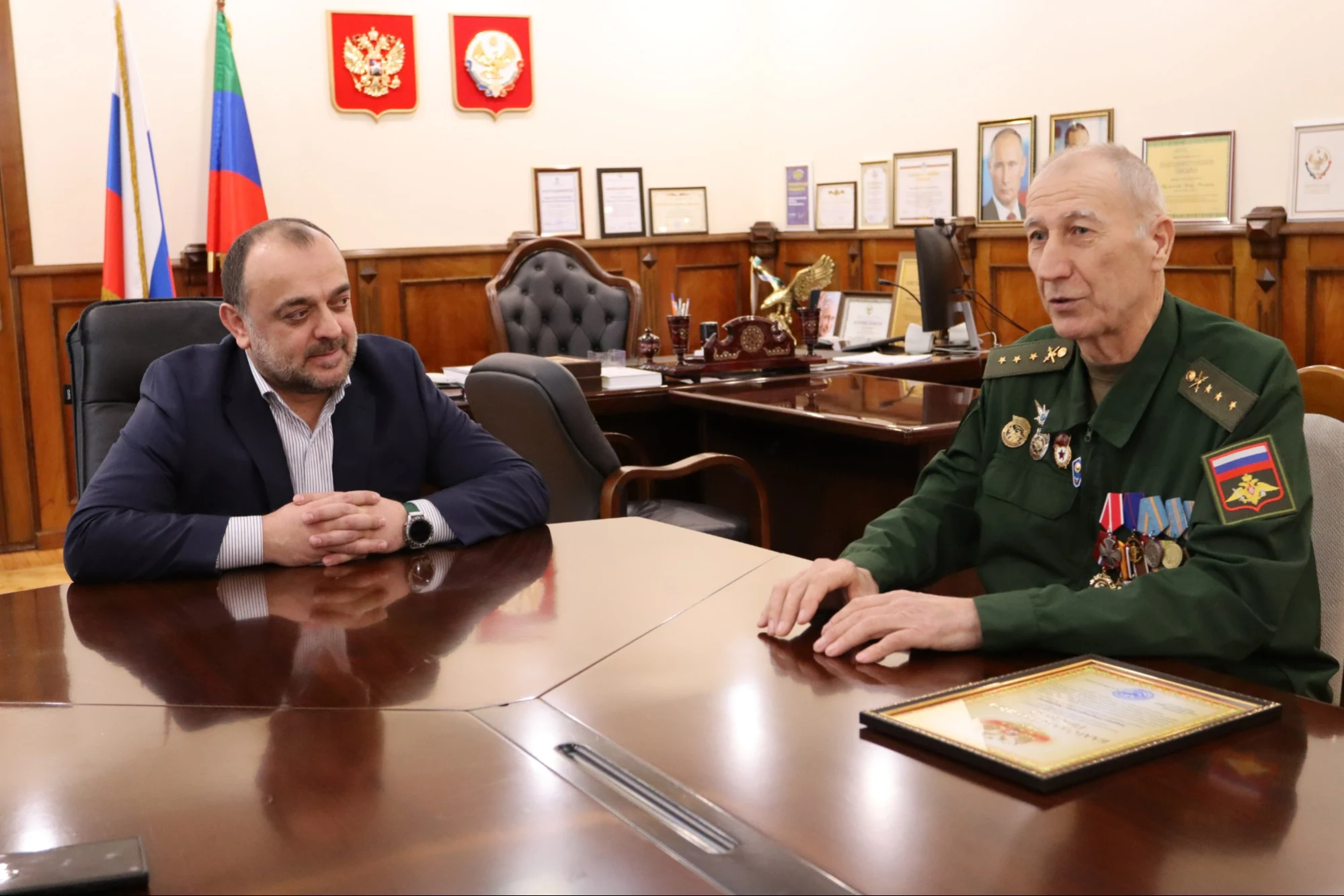 Глава Буйнакска наградил участника СВО, вставшего на защиту Родины в 64 года